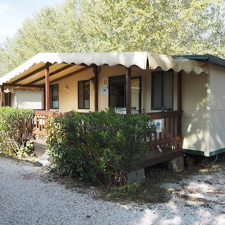 Comfortabele Familie Chalets Met Veranda Incl Airco Dichtbij Zee! Viareggio Bagian luar foto