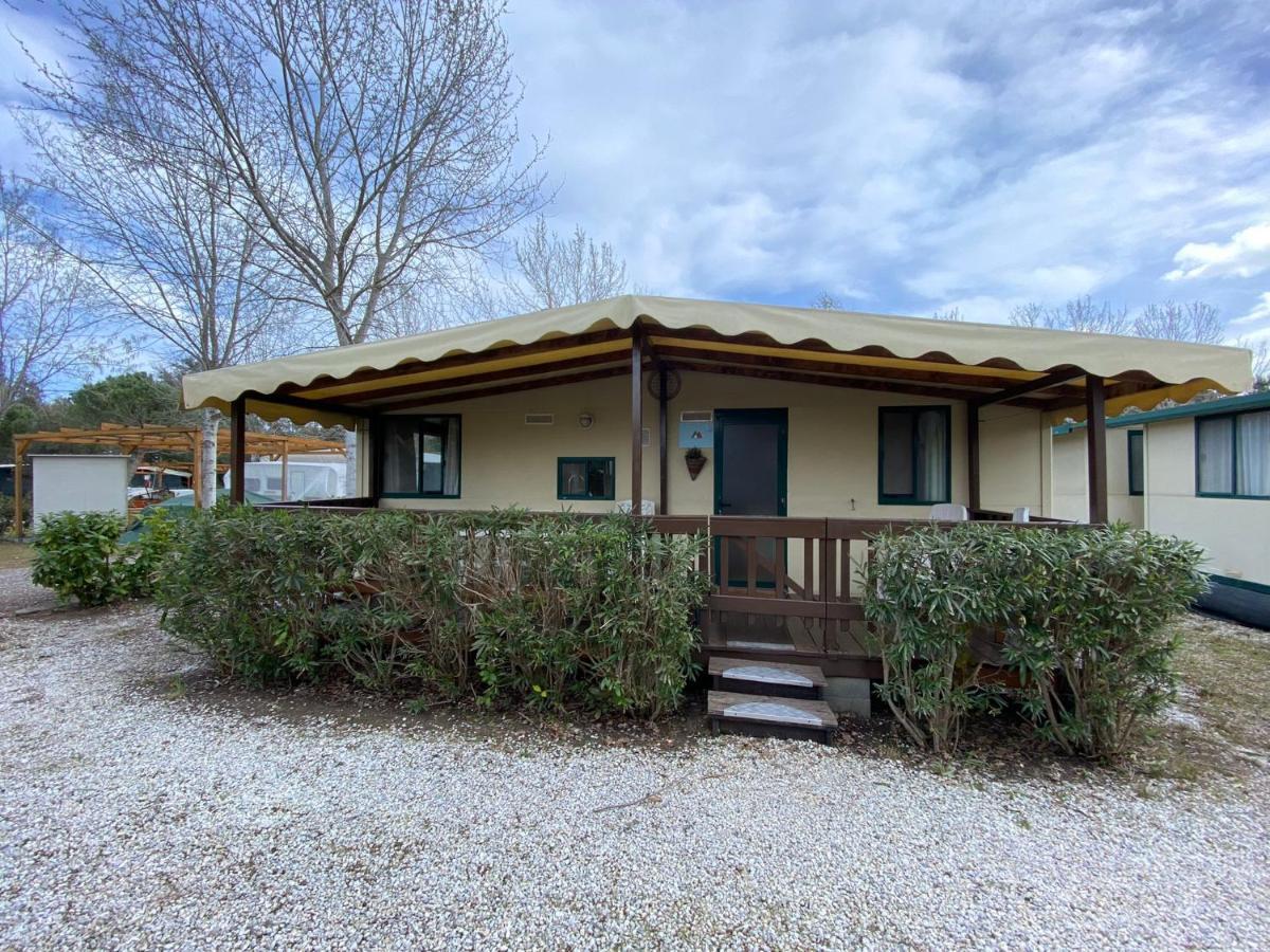 Comfortabele Familie Chalets Met Veranda Incl Airco Dichtbij Zee! Viareggio Bagian luar foto