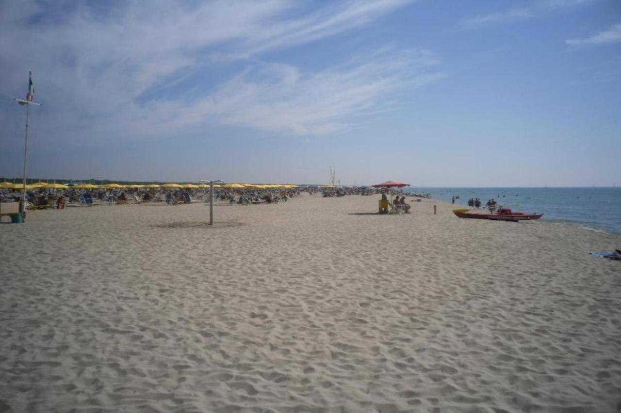Comfortabele Familie Chalets Met Veranda Incl Airco Dichtbij Zee! Viareggio Bagian luar foto