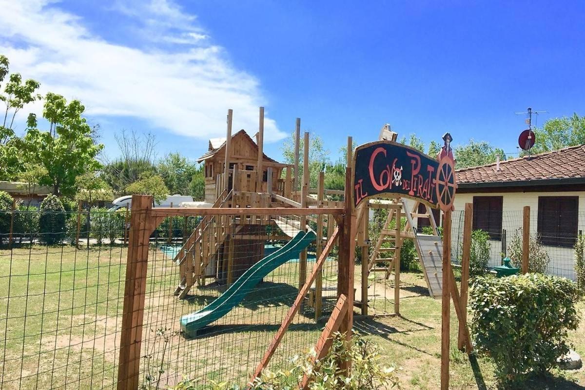 Comfortabele Familie Chalets Met Veranda Incl Airco Dichtbij Zee! Viareggio Bagian luar foto